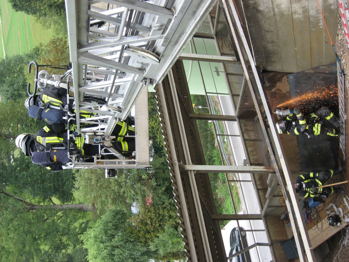 KFV-CW: Feuerwehr löscht Schwelbrand im Silo einer Betonmischanlage