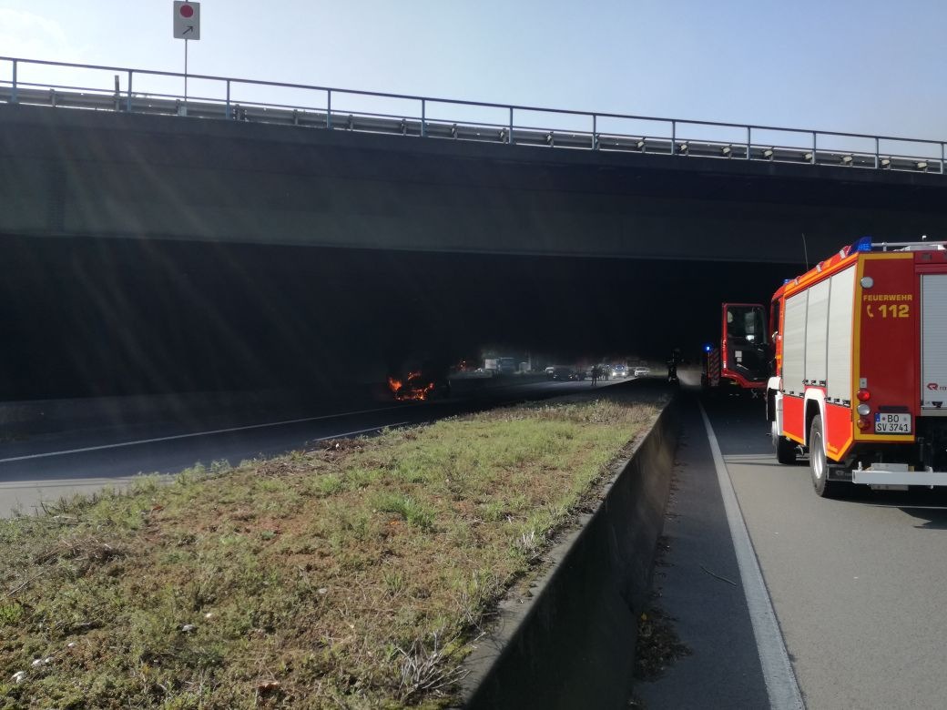 FW-BO: PKW Brand auf der A 40 unter der Brücke A 43