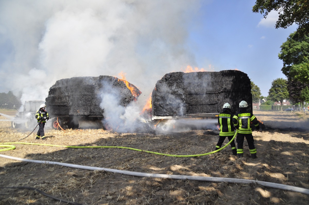 FW-KLE: Mit Stroh beladenes Traktorgespann fängt Feuer