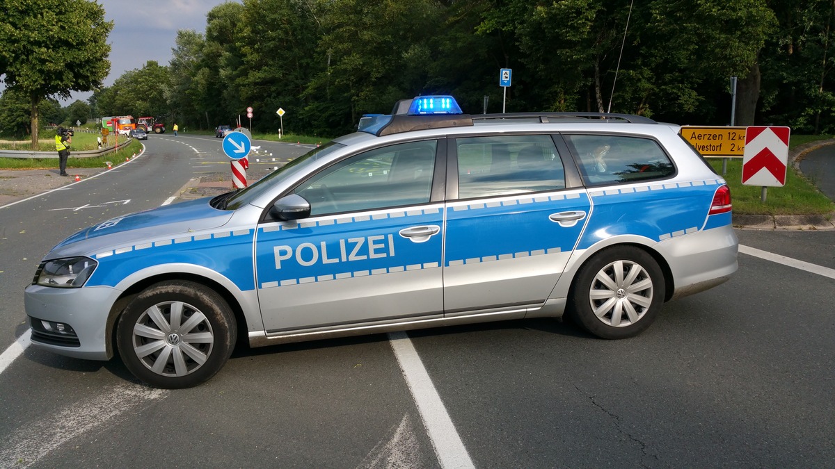 POL-HM: Erstmeldung: Radfahrer nach Kollision mit Pkw-Gespann tödlich verletzt - L433 voll gesperrt