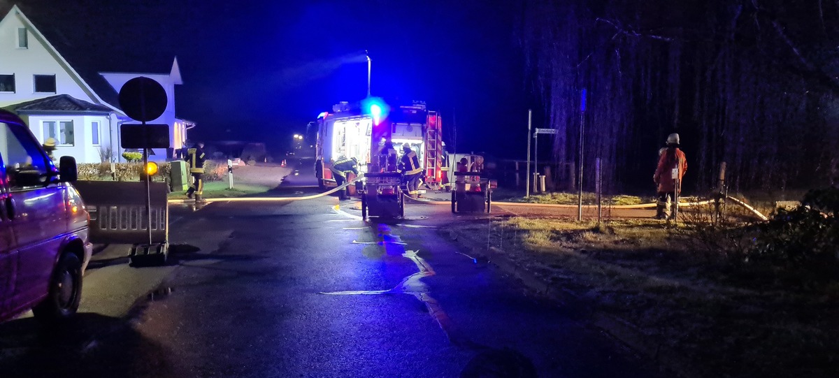 FFW Schiffdorf: Außenstehender Ofen fängt im Hinterhof an zu brennen