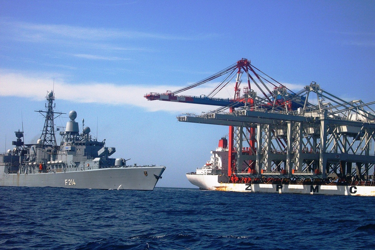 Riesige Hafenkräne auf dem Atlantik verblüffen Marinesoldaten