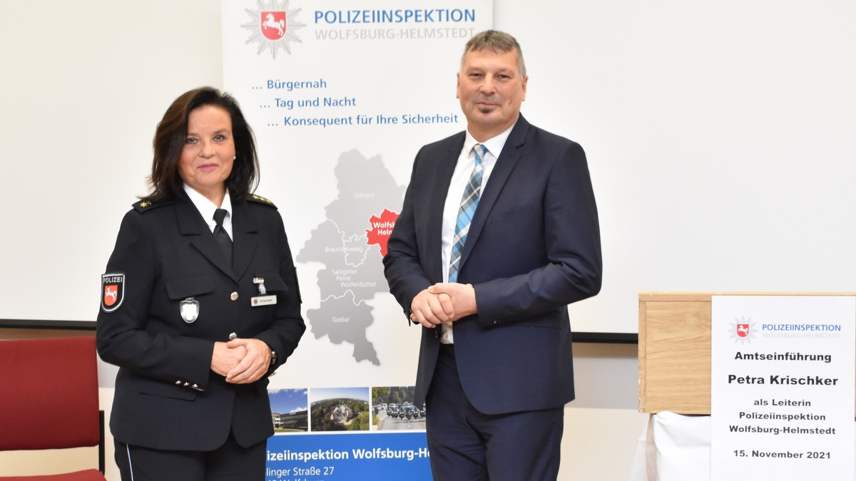 POL-BS: Polizeipräsident Michael Pientka führt Polizeidirektorin Petra Krischker in das Amt als Leiterin der Polizeiinspektion Wolfsburg-Helmstedt ein