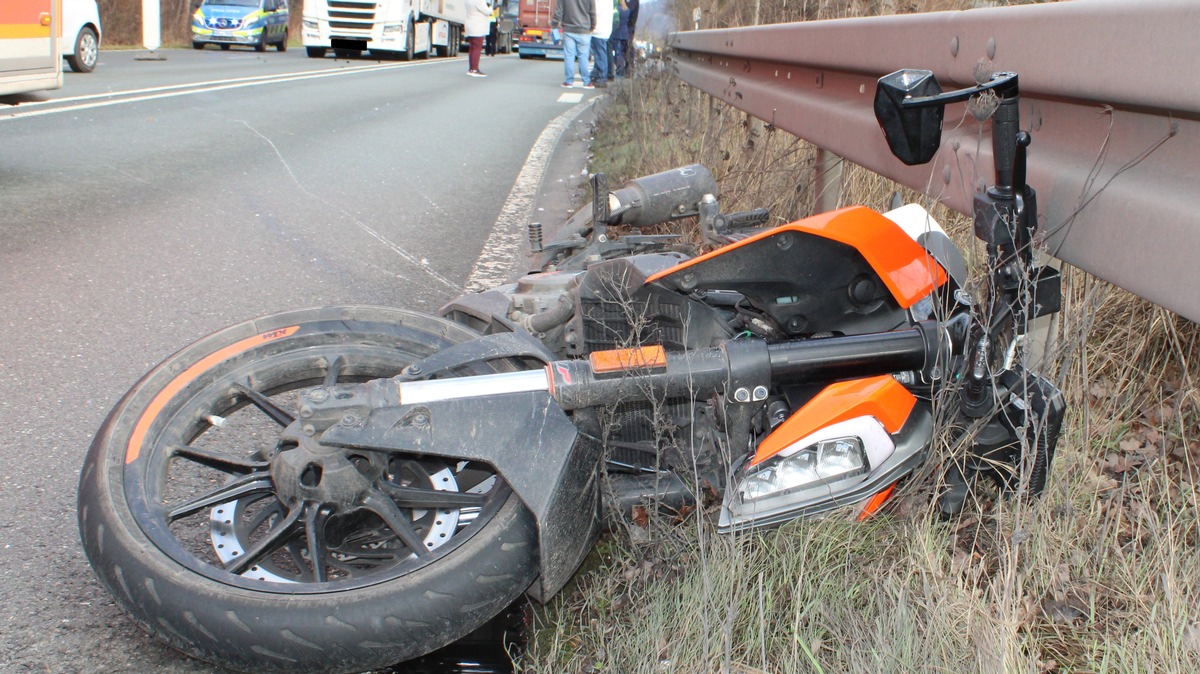 POL-MI: Motorradfahrer kommt bei riskantem Fahrmanöver auf B 482 zu Sturz