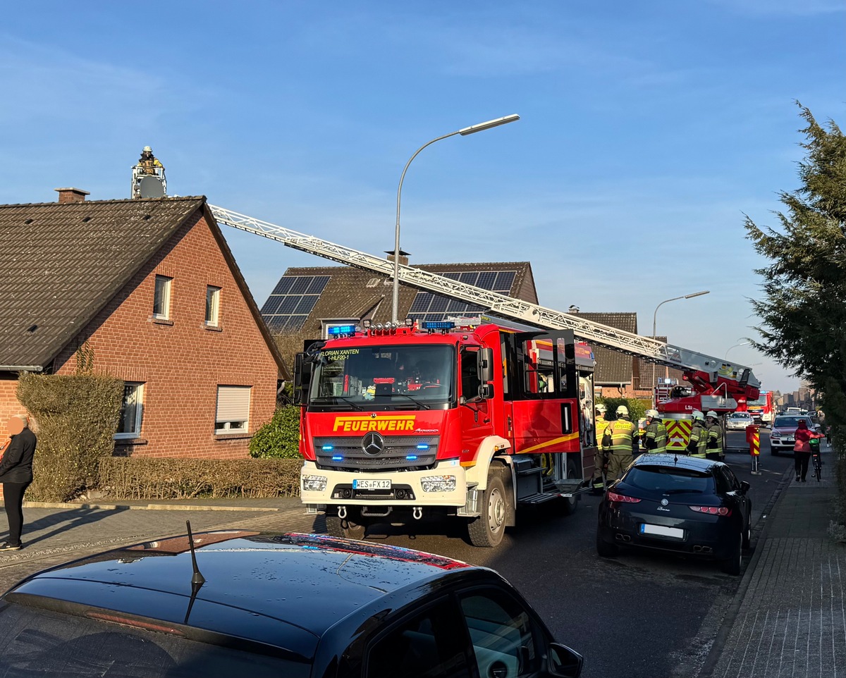 FW Xanten: Türöffnung und Kaminbrand in Xanten