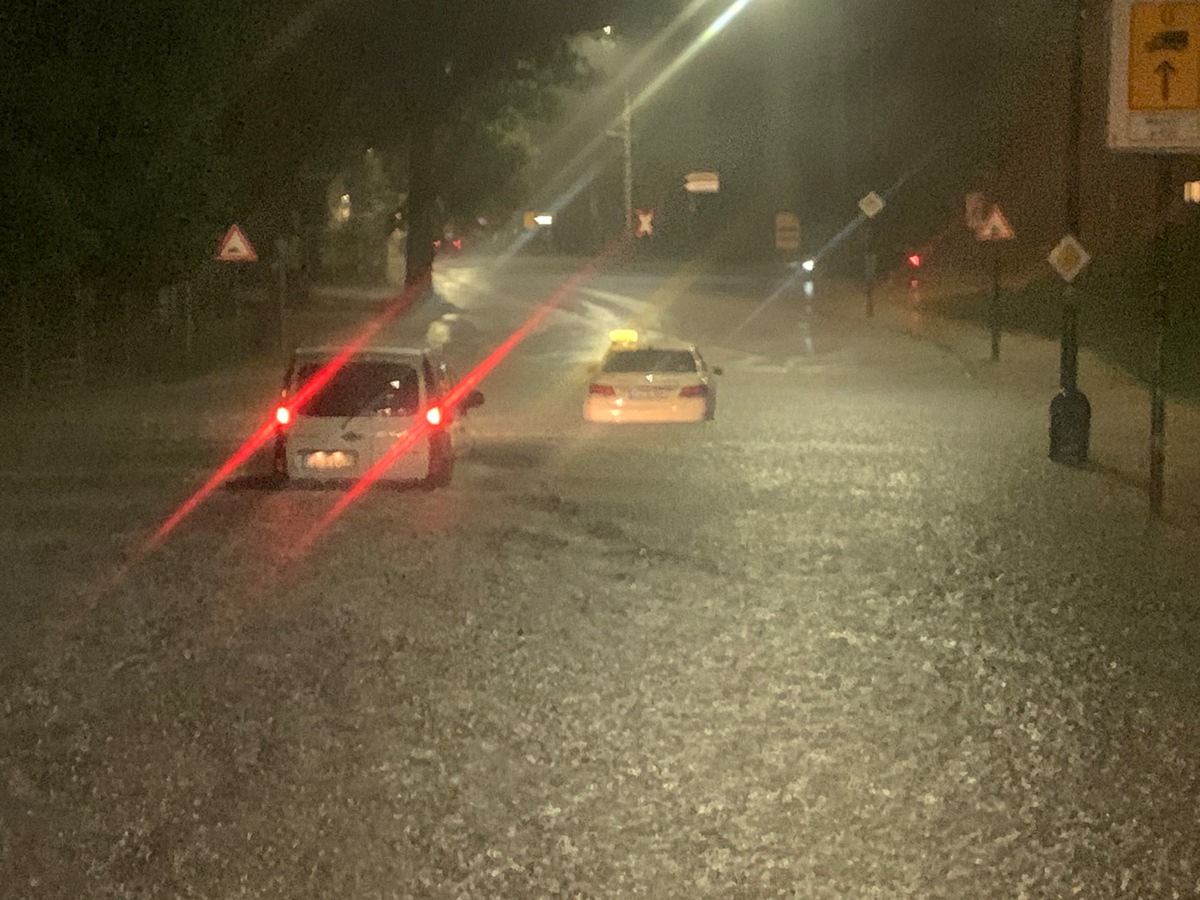 FW-E: Starkregen und Gewitter über dem Essener Norden sorgen für vollgelaufene Keller und überflutete Straßen