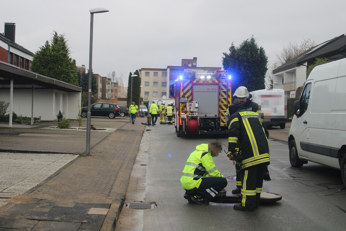 FF Bad Salzuflen: Neun Häuser im Sperberweg nach Gasaustritt evakuiert / Rund 15 Betroffene kommen in Bullis und einem mobilen Aufenthaltsraum unter