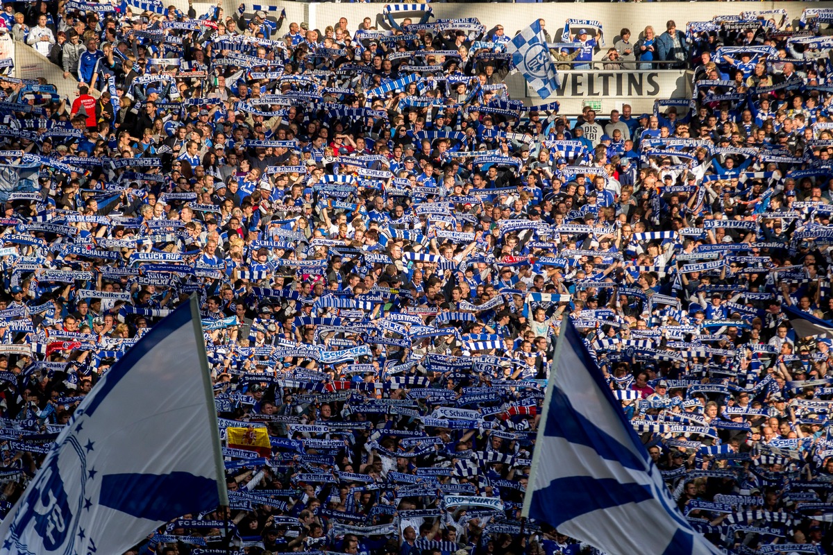 Veltins gibt größte Freibierrunde der neuen Bundesligasaison - Versprechen bei Spiel Schalke-Bayern eingelöst (FOTO)