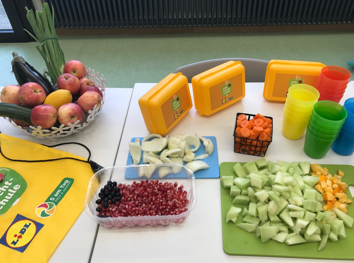 Lidl-Fruchtschule startet im dritten Jahr mit 200 Schulklassen / Erstmaliger Exkurs: Dritt- und Viertklässler lernen, warum Artenvielfalt so wichtig für Lebensmittel ist (FOTO)