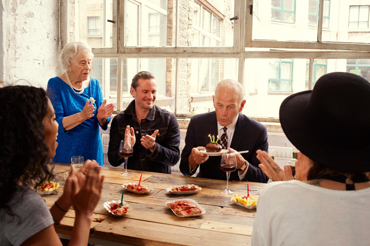 Königlicher Staatsbesuch: Berliner Queen steht auf Currywurst-Pommes / Mehr Berlin geht nicht - Diese zwei Gäste wissen, wie man sich auf Reisen Zuhause fühlen kann