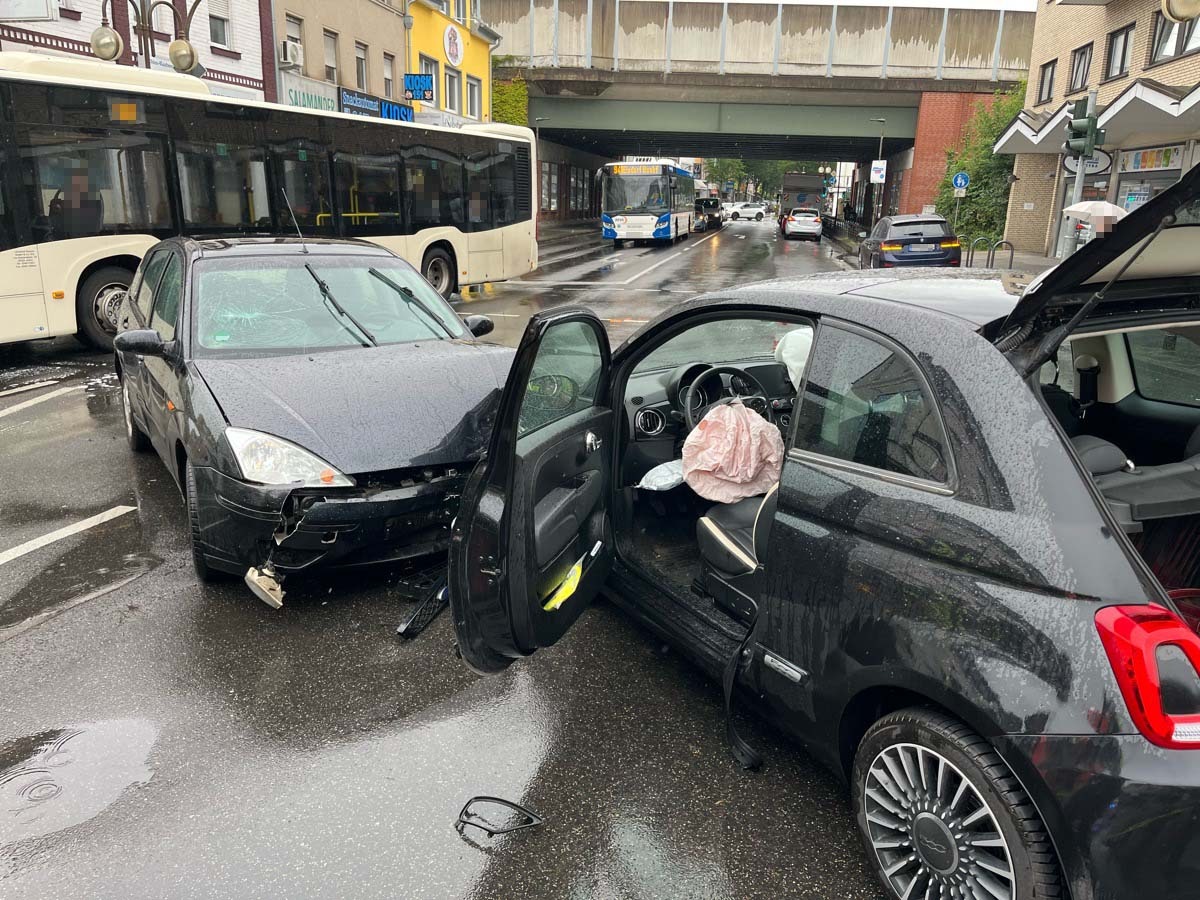 POL-REK: 240704-3: Autofahrer nach Verkehrsunfall leicht verletzt