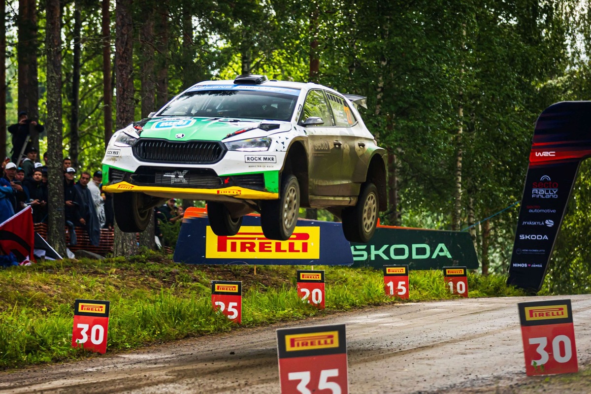 FIA WRC2 Rallye Finnland: Sami Pajari fliegt im Skoda Fabia RS Rally2 zum ersten WRC2-Laufsieg