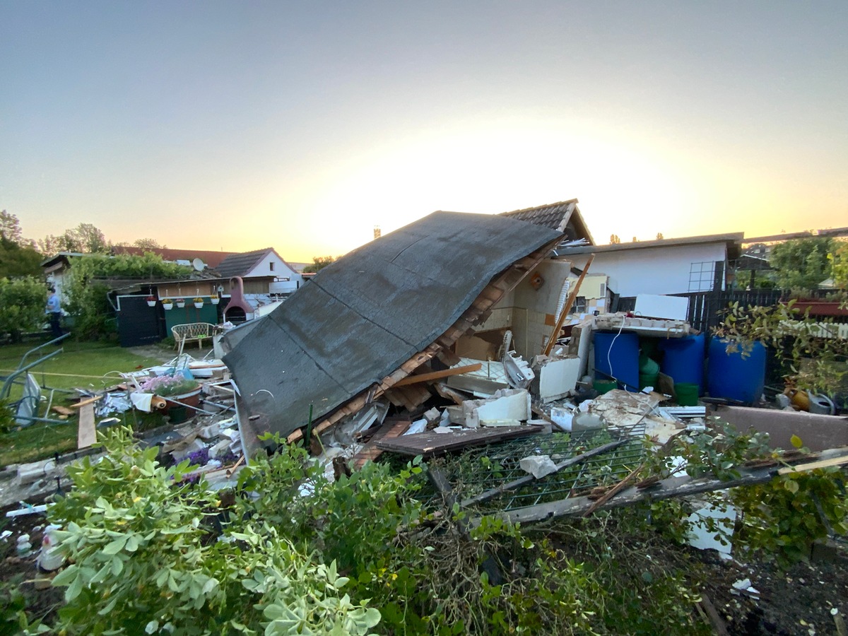 FW Ratingen: Gartenhaus in Kleingartenanlage explodiert, 1 Person verletzt Ratingen Mitte, Formerstraße, 04.06.2023, 04:51 Uhr