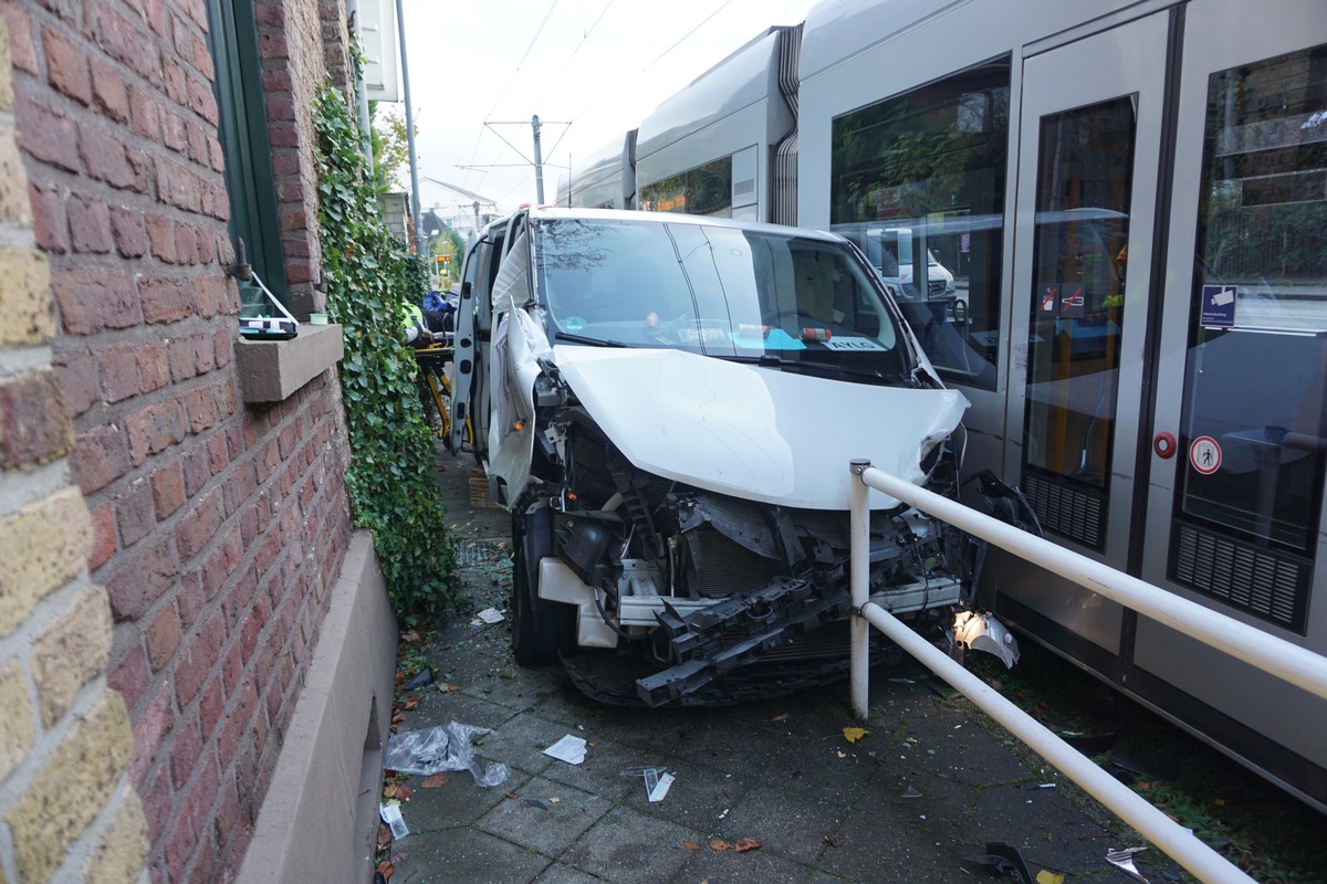 FW Ratingen: Ratingen-Mitte; Düsseldorfer Straße, 15.09 Uhr Verkehrsunfall Kleintransporter gegen Straßenbahn.