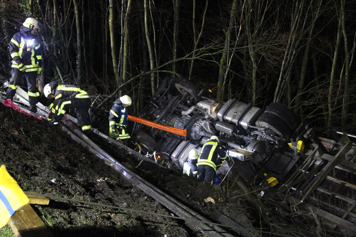 FF Bad Salzuflen: 40 Tonner stürzt metertief Böschung hinunter / Freiwillige Feuerwehr sichert Truck mit starken Seilwinden. Autobahn 2 ist für Stunden gesperrt