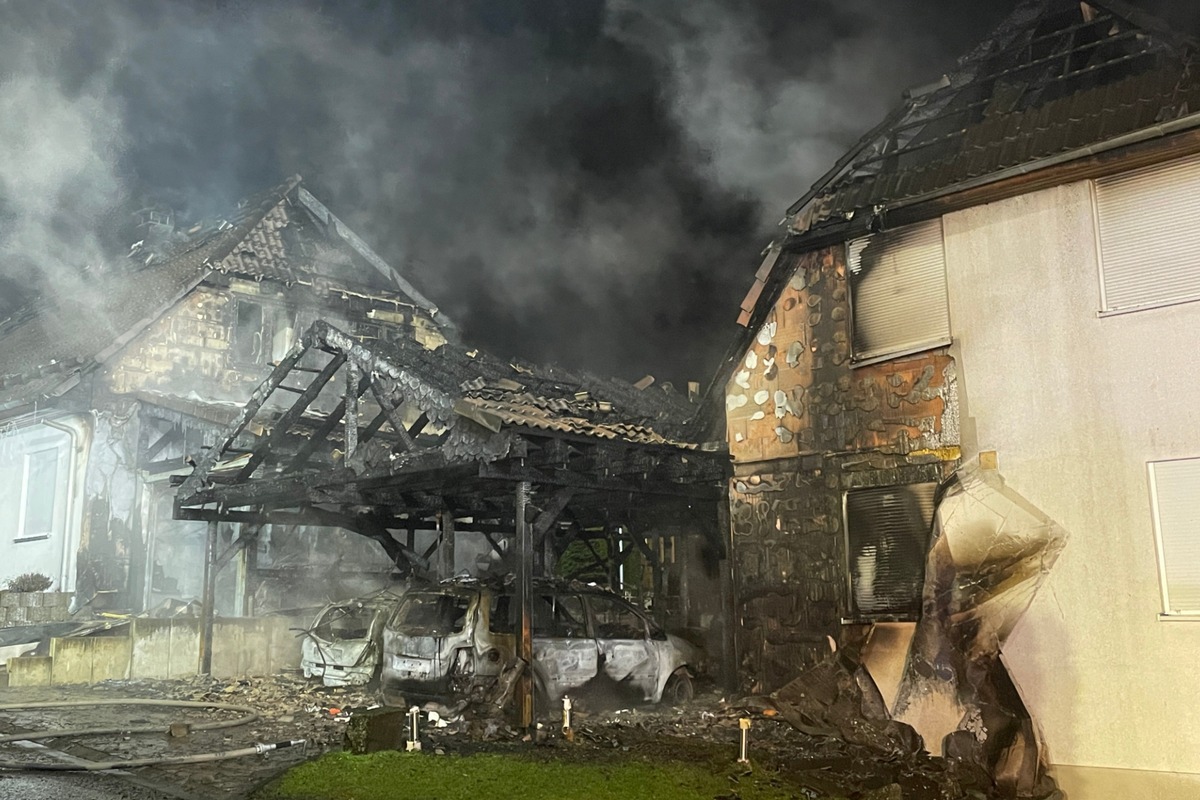 FW Wipperfürth: B2G-B3G | Brennt Carport am Gebäude