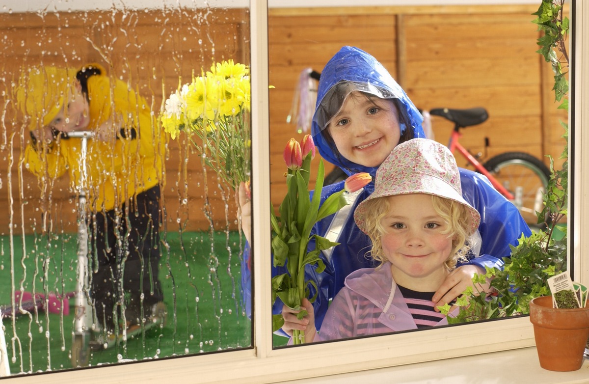 Wasser und Licht als Fensterputzer / Pilkington ActivTM selbstreinigendes Glas - das erste Fensterglas mit dualaktivem Selbstreinigungseffekt