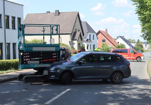 POL-HF: Skoda kollidiert mit Hebebühne - Zwei Personen leicht verletzt