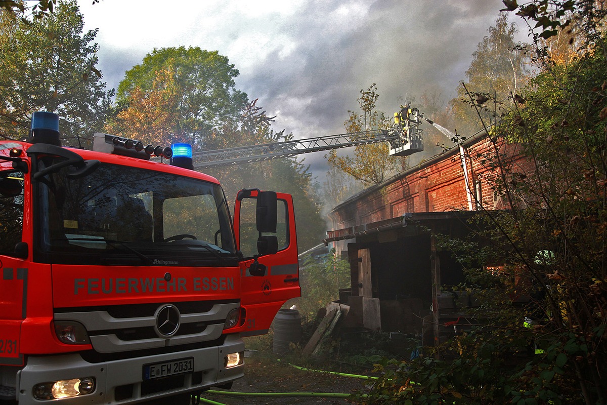 FW-E: Feuer in ehemaliger Zechenhalle in Essen-Freisenbruch