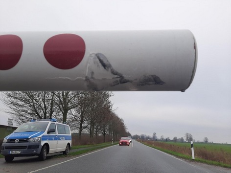 BPOL-FL: Borsfleth - Autofahrer überquert Bahnübergang trotz Rotlicht und senkender Schranken - Zug muss bremsen - Bundespolizei sucht Zeugen