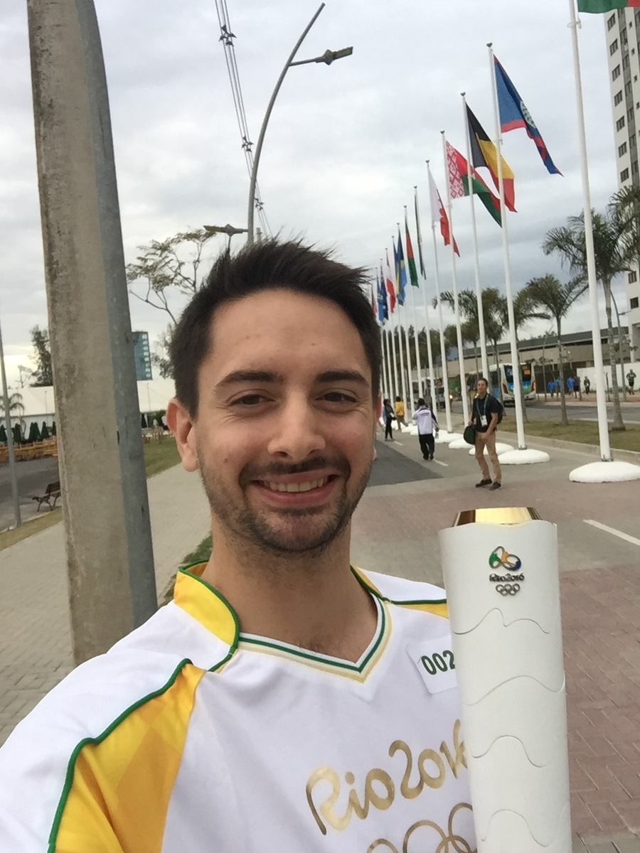 Stolzer Fackelträger in Rio: Matyas Szabo, Säbelfechter und Studierender der Hochschule Fresenius, ist Feuer und Flamme