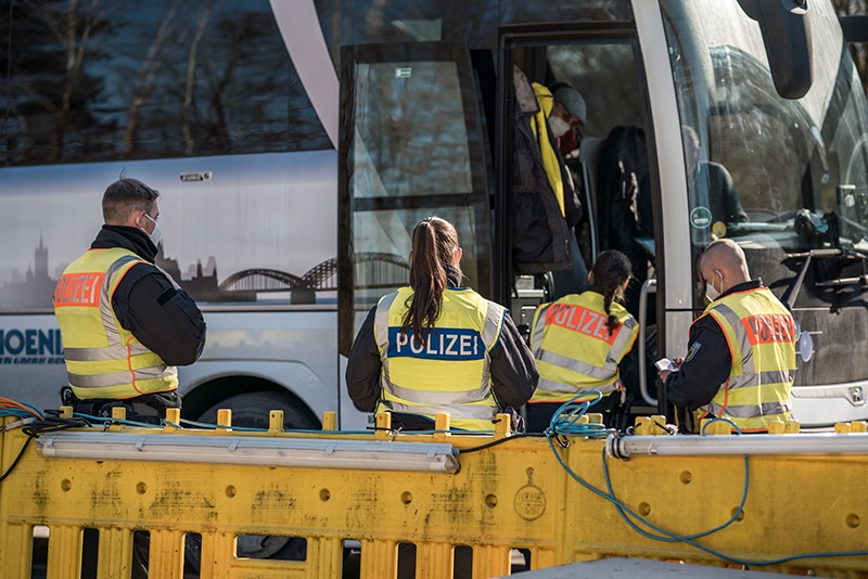 Bundespolizeidirektion München: Freunde kommen und gehen gemeinsam/ Bundespolizei weist Armenier zurück