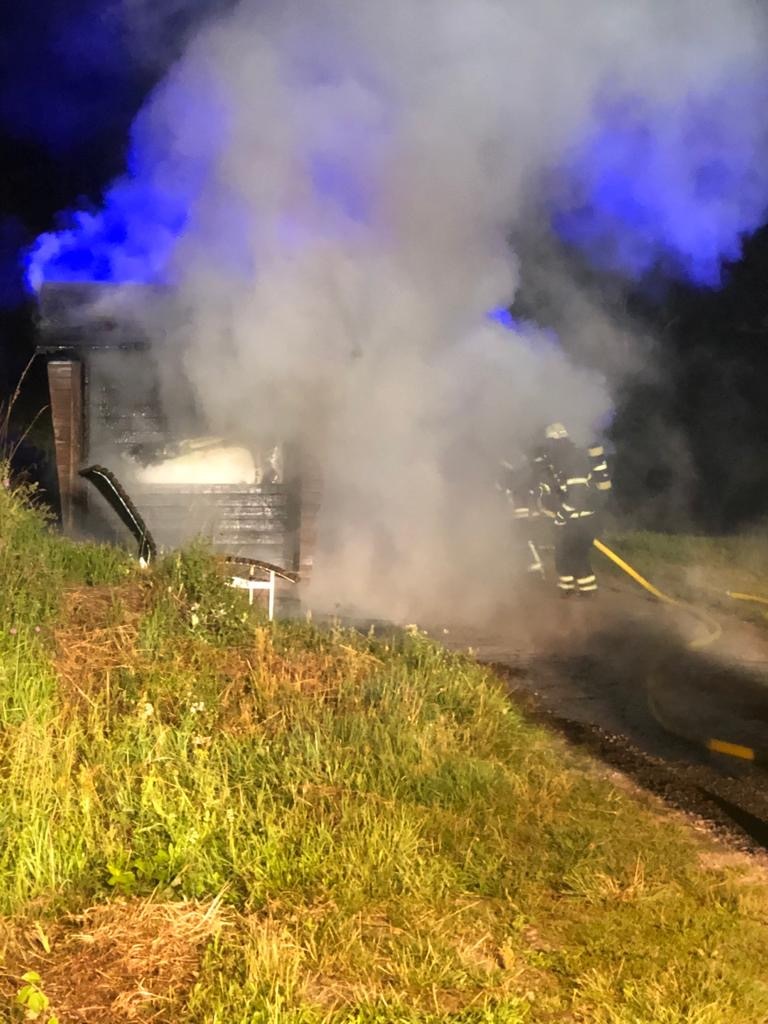 FW Lügde: Schutzhütte für Wanderer steht in Brand