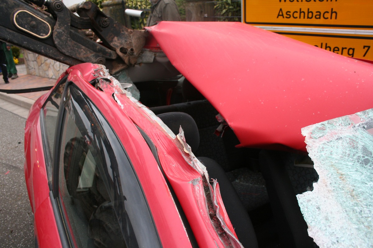 POL-PDKL: Unfall mit Traktor - Autodach aufgeschlitzt