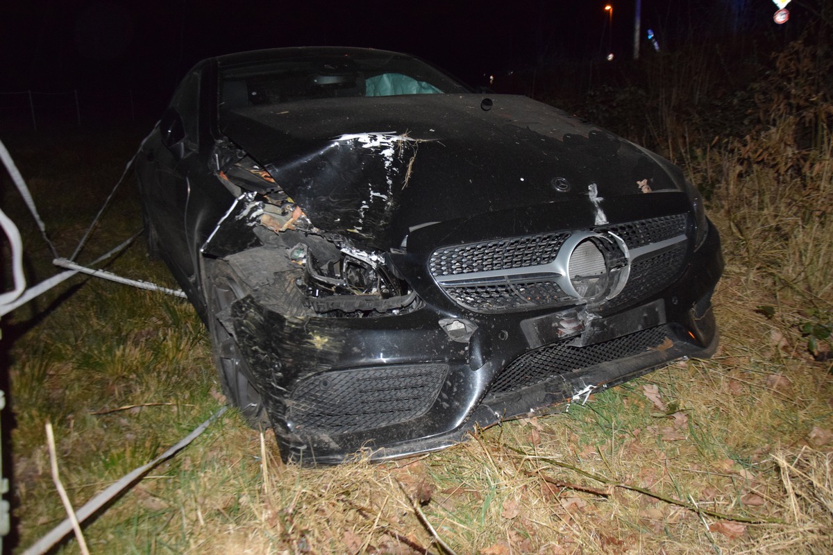 POL-HF: Autofahrt endet im Straßengraben- Fahrer flüchtet von der Unfallstelle