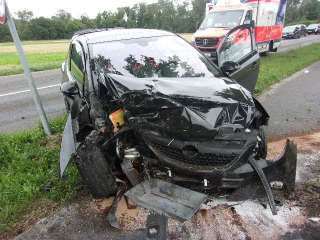 POL-NE: Autofahrer kommt von Fahrbahn ab und kollidiert mit Baum