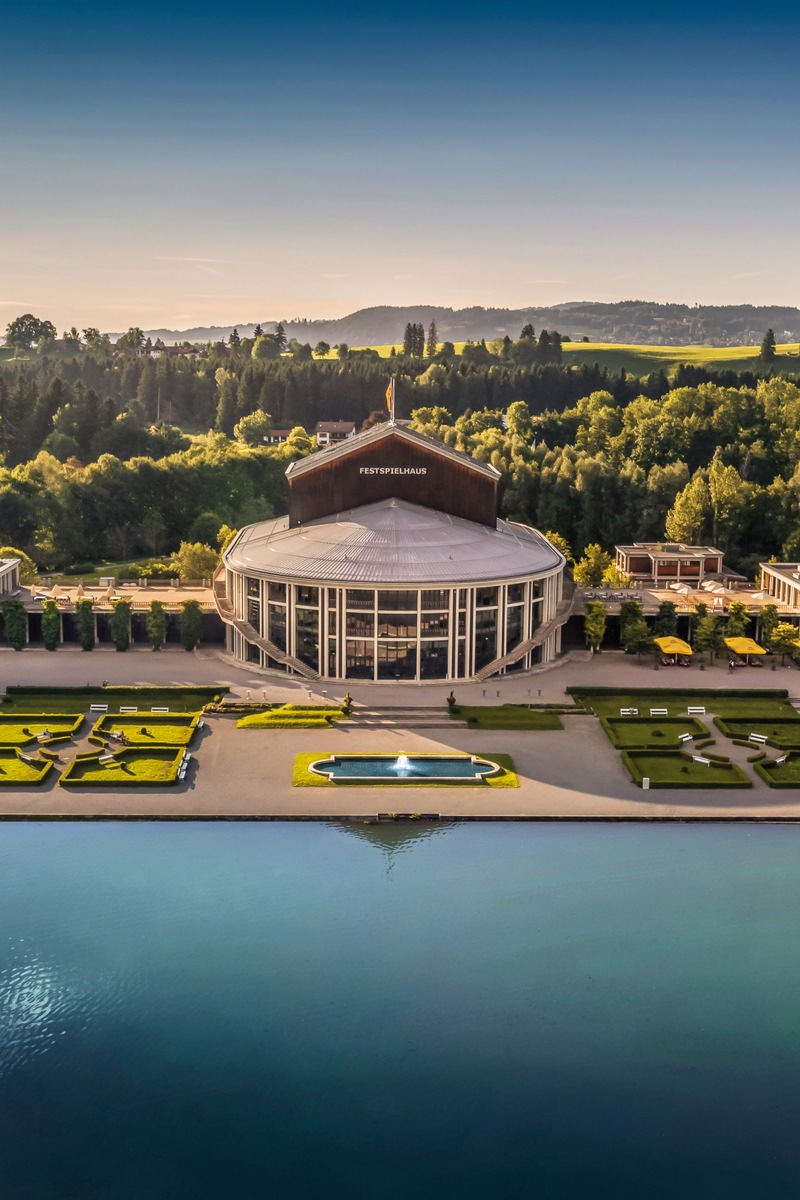 Jubiläum in bewegten Zeiten: 20 Jahre Ludwigs Festspielhaus in Füssen / Einzigartige Solidaritätsaktion startet!