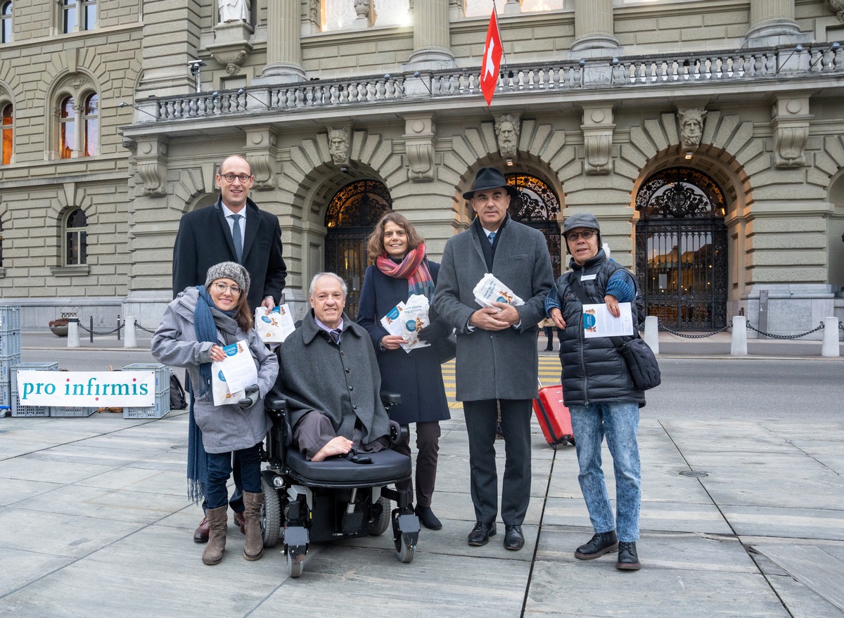 Le président du Conseil national lance la session des personnes handicapées / Invitation adressée avec un bonhomme de Saint-Nicolas aux conseillères et conseillers nationaux et aux États