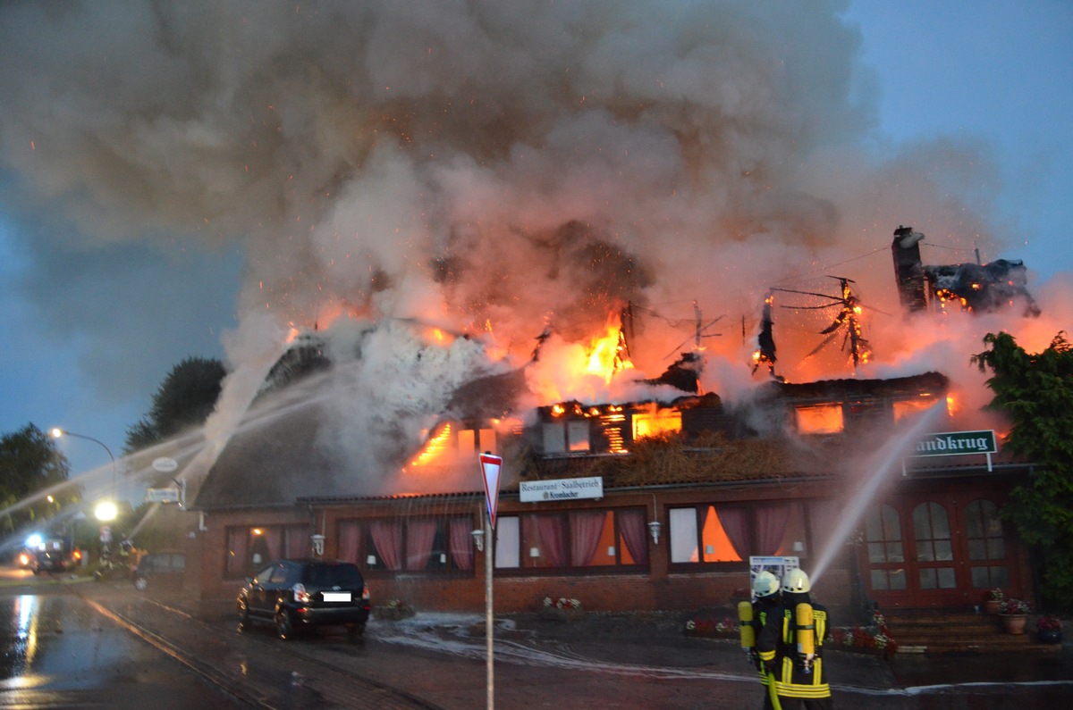 FW-RD: Landkrug brennt in Mielkendorf bis auf die Grundmauern nieder In der Dorfstraße, in Mielkendorf, kam es Heute (10.09.2020) zu einem Feuer, 150 Einsatzkräfte im Einsatz.