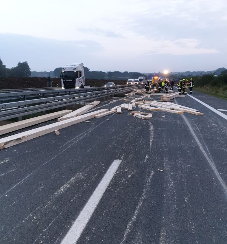 POL-OS: Hilter-A33: Dachstuhlbalken auf Fahrbahn verursachten Verkehrsunfall