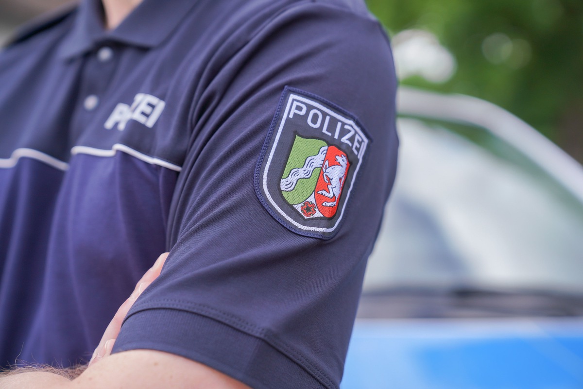 POL-LZPD: LZPD NRW übergibt neue &quot;Heimtrikots&quot; an Einsatzkräfte - Polizistinnen und Polizisten in neuem Outfit auf Streife