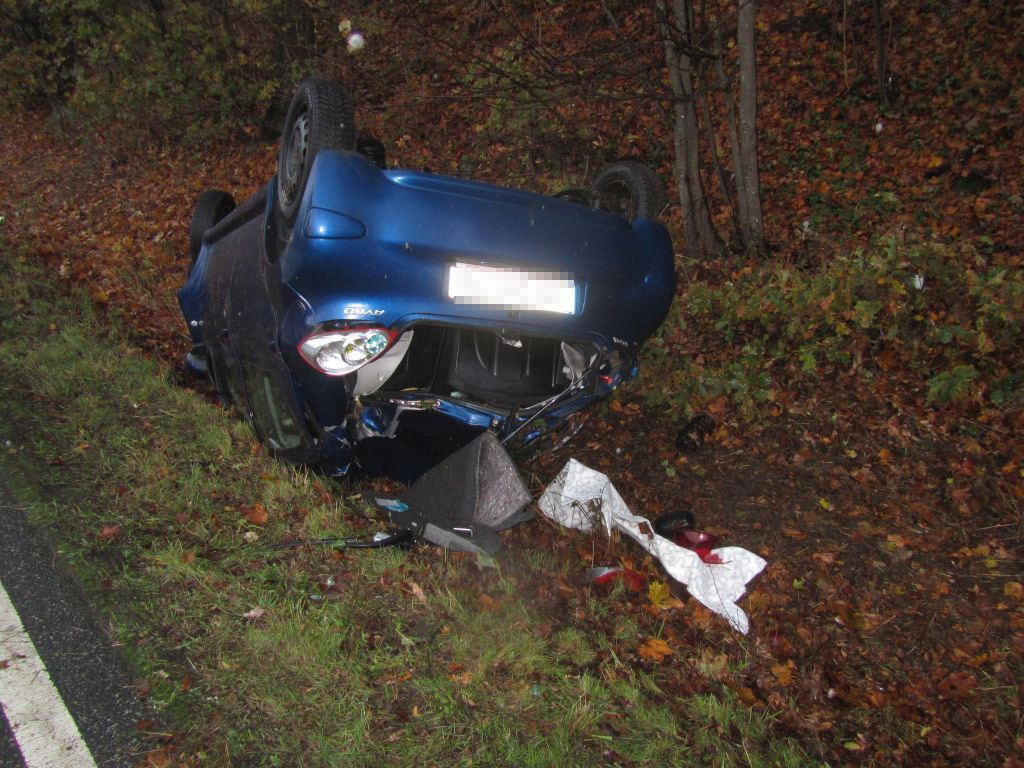 POL-MR: Auto überschlägt sich - Hilfeleistung hält sich in Grenzen;Reisebus angezapft;