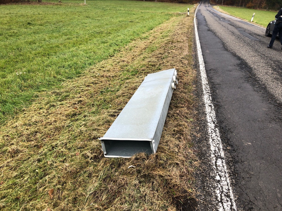 POL-PDMT: Zeugenaufruf; Hömberg: Beinahe- Unfall durch herabfallende Ladung