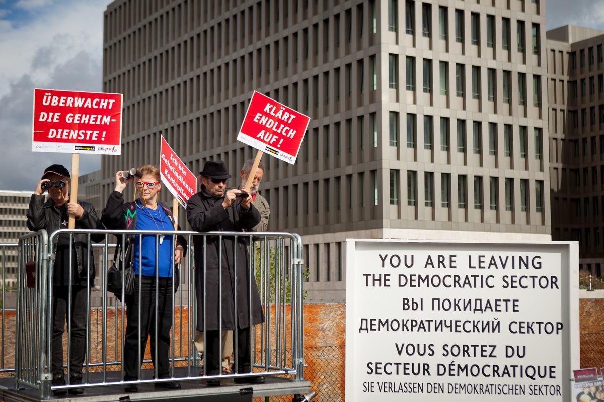 Bürger überwachen BND-Baustelle in Berlin / Campact und digitalcourage fordern Konsequenzen aus dem NSA-Skandal / Auftakt zur bundesweiten Großdemonstration &quot;Freiheit statt Angst&quot; am Samstag in Berlin