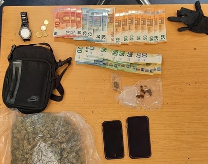 BPOL-FL: NMS - Rauchen im Bahnhof führt zum Auffinden von mehr als 500 Gramm Cannabis, Waffen und mehr als 10.000 Euro