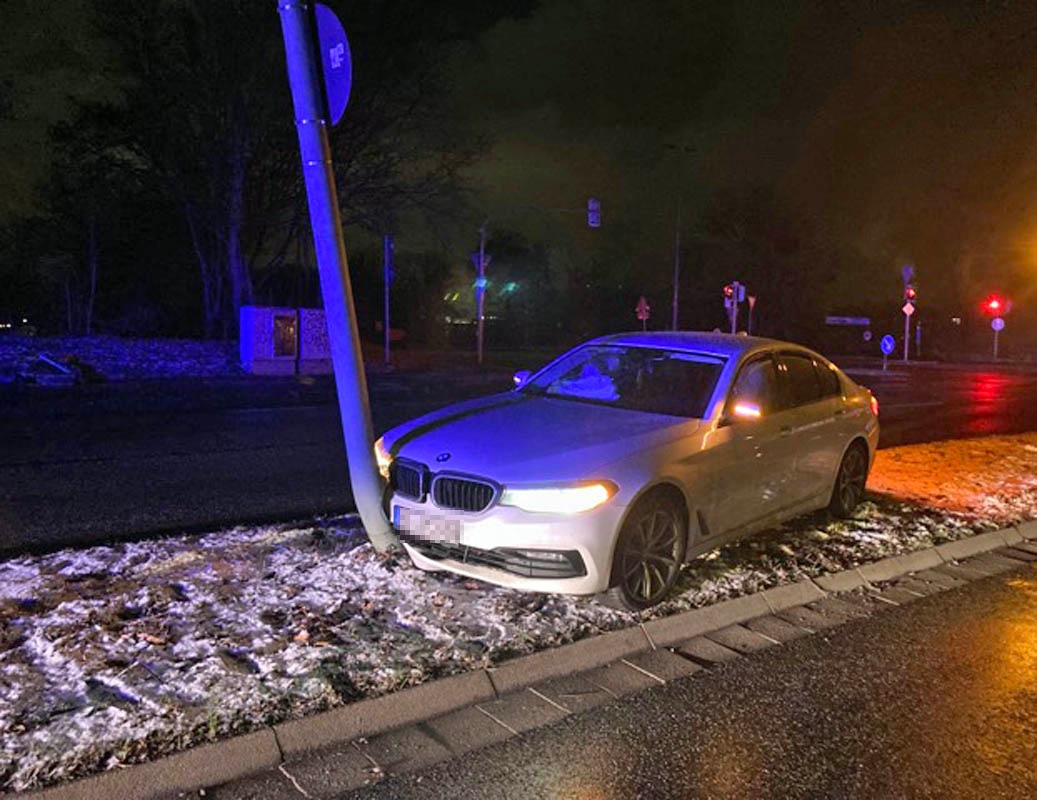 POL-KS: Alkohol am Steuer: Autofahrer kracht gegen Laternenmast und verletzt sich leicht