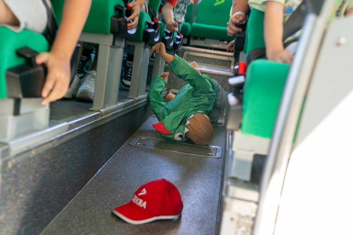 Sicherheit in und am Bus: Schulkinder lernen richtiges Verhalten / Neuer Trainings-Bus von DEKRA im Einsatz