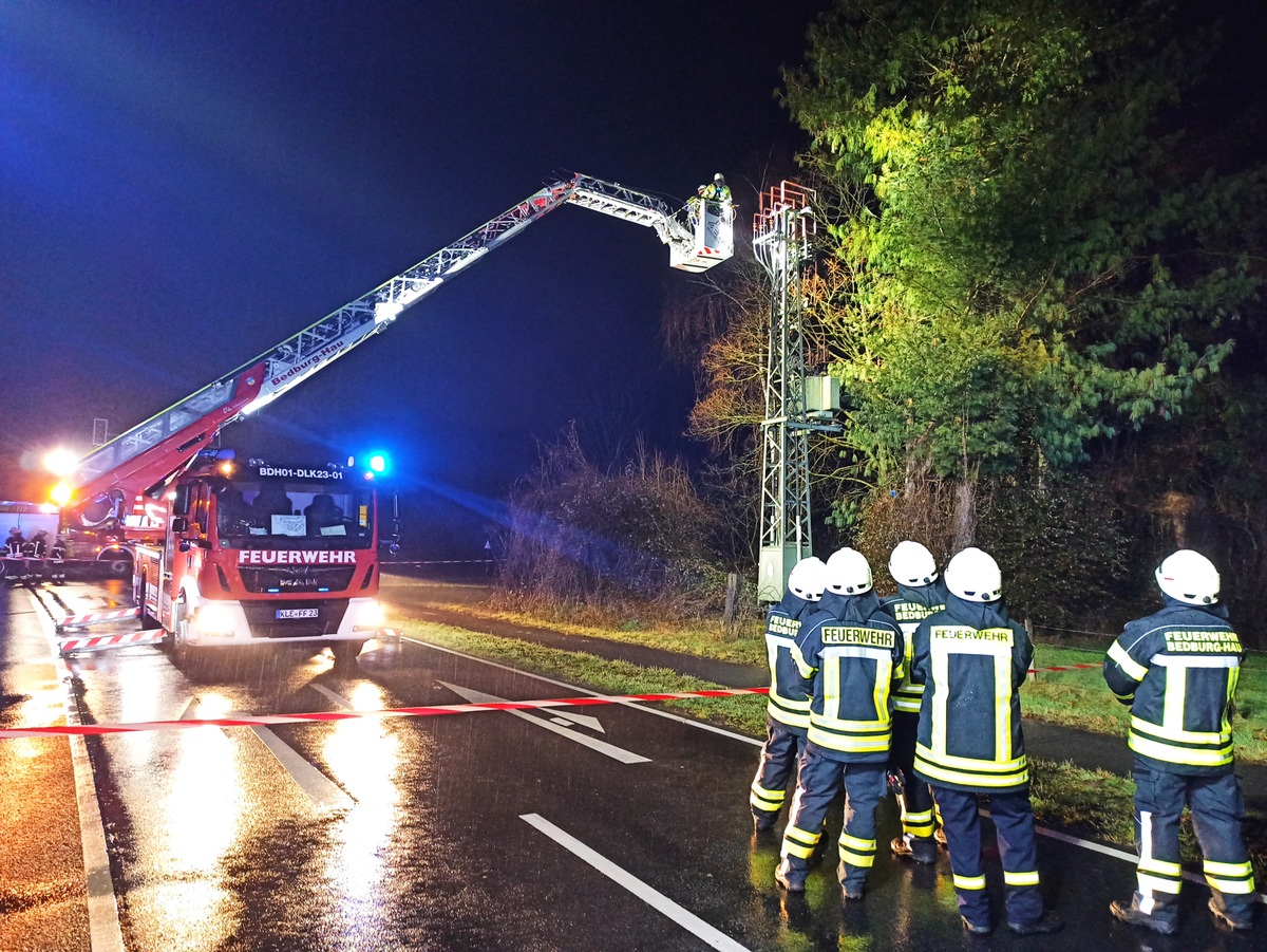 FW-KLE: Stromausfall: Brand einer Trafostation durch Feuerwerkskörper