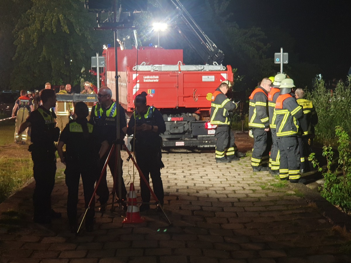 POL-STD: Tageswohnungseinbruch in Stade, Auto rollt in die Elbe - Großeinsatz für Feuerwehr und DLRG in der vergangenen Nacht