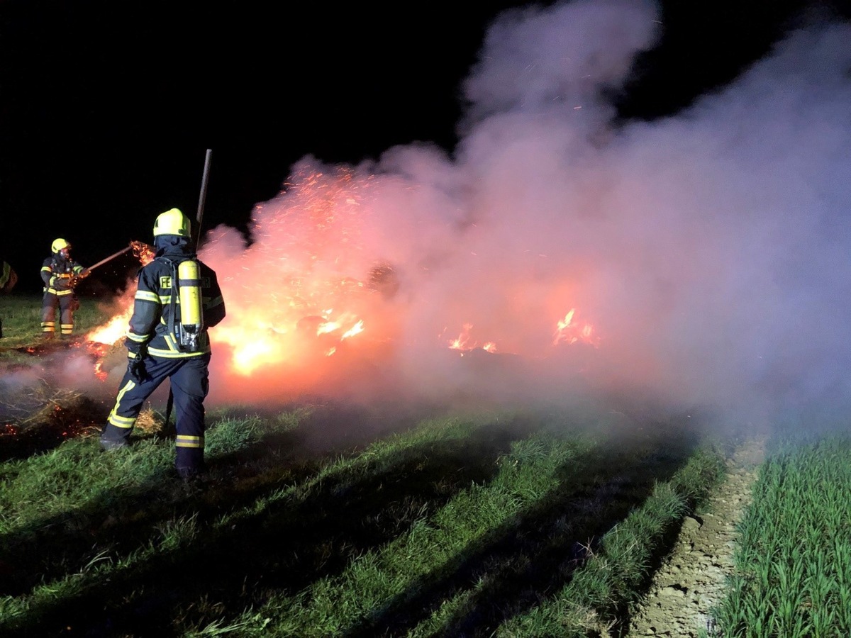 POL-PDPS: Unbekannte zünden Heuballen an