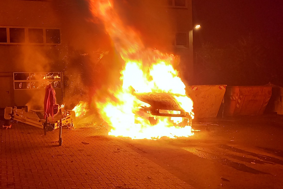 POL-ME: Erneut Brände in Heiligenhaus: Transporter stand in Vollbrand - Heiligenhaus - 2210121