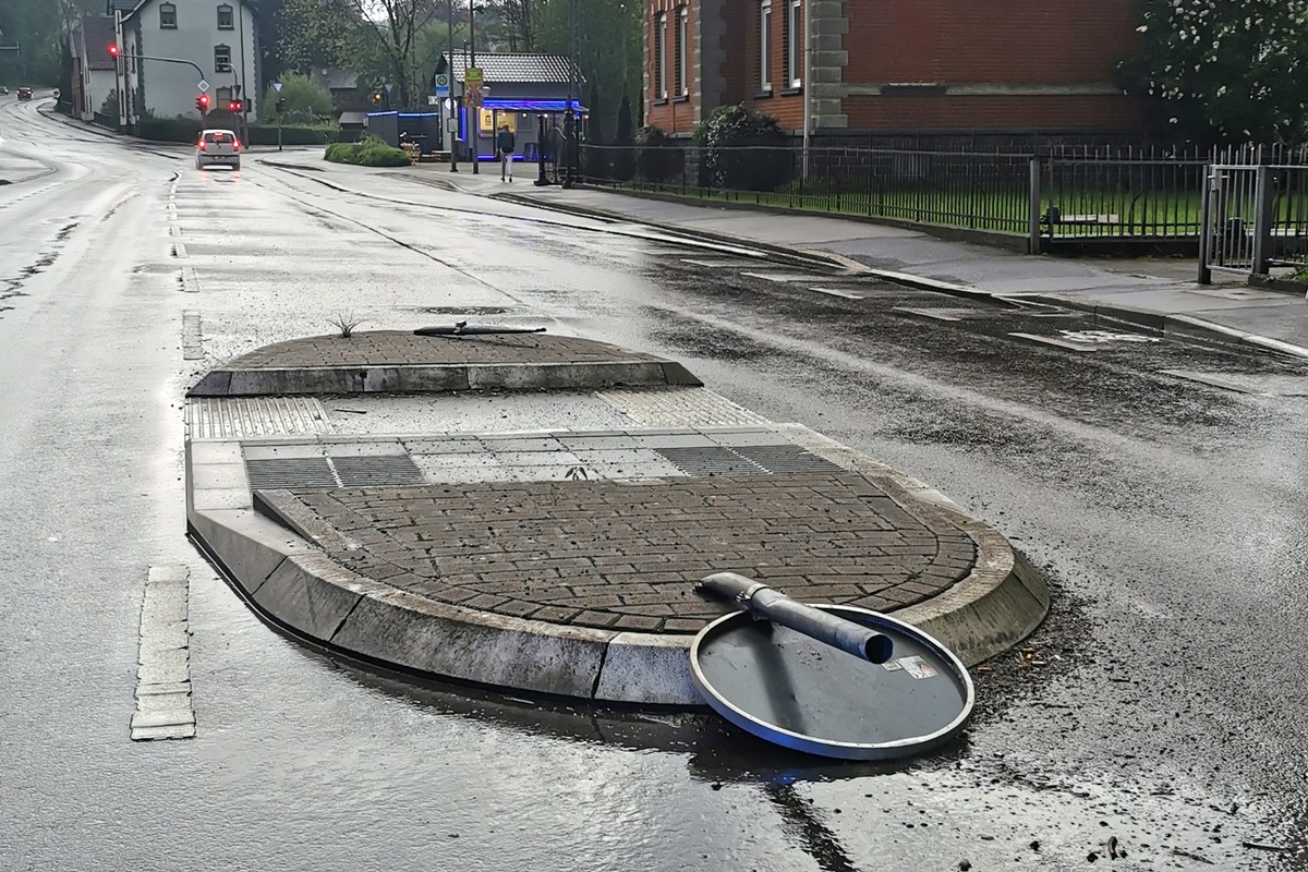 POL-GM: Verkehrsschild umgefahren