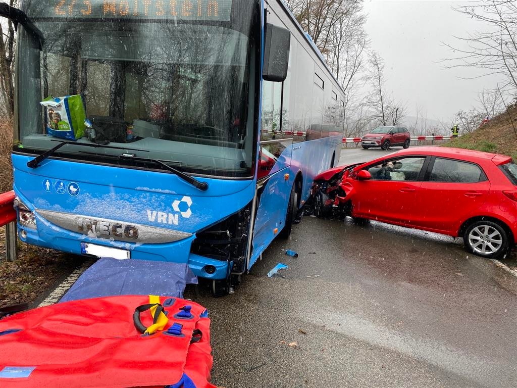 POL-PDKL: Mit entgegenkommenden Linienbus kollidiert