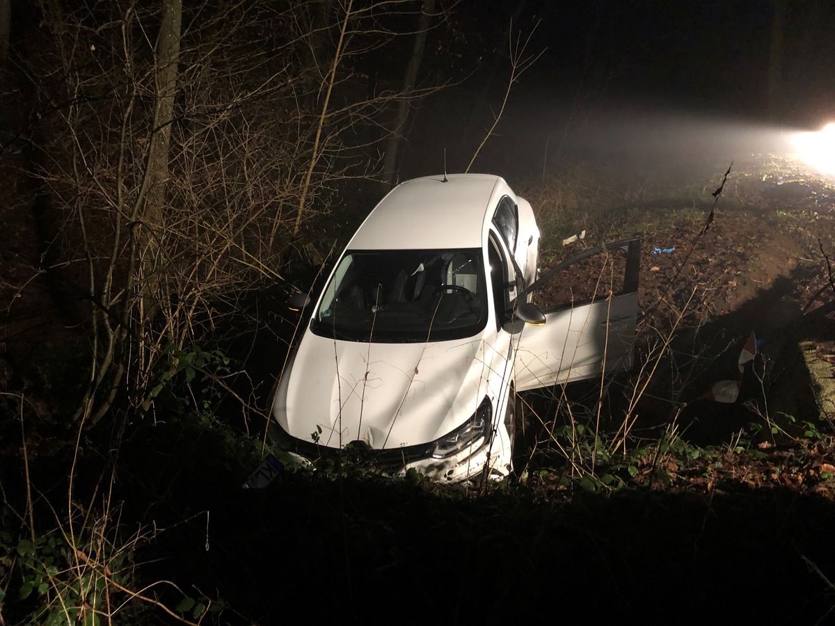 POL-PDKL: Von der Fahrbahn abgekommen - Autofahrer schwer verletzt