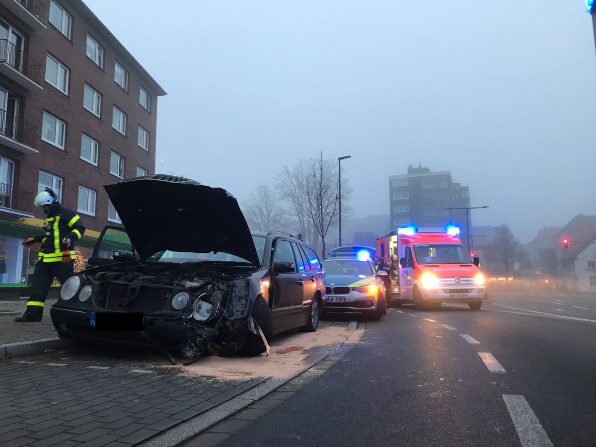 FW-RE: Verkehrsunfall in den Morgenstunden - eine verletzte Person und eine zerstörte Straßenlaterne