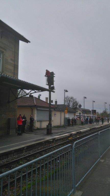 BPOLI S: 22-Jähriger klettert auf Bahnsignal